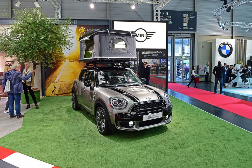 kMMJ_0120 Der Mini mag kein klassisches Campingmodell sein, das Dachzelt steht ihm trotzdem gut zu Gesicht.