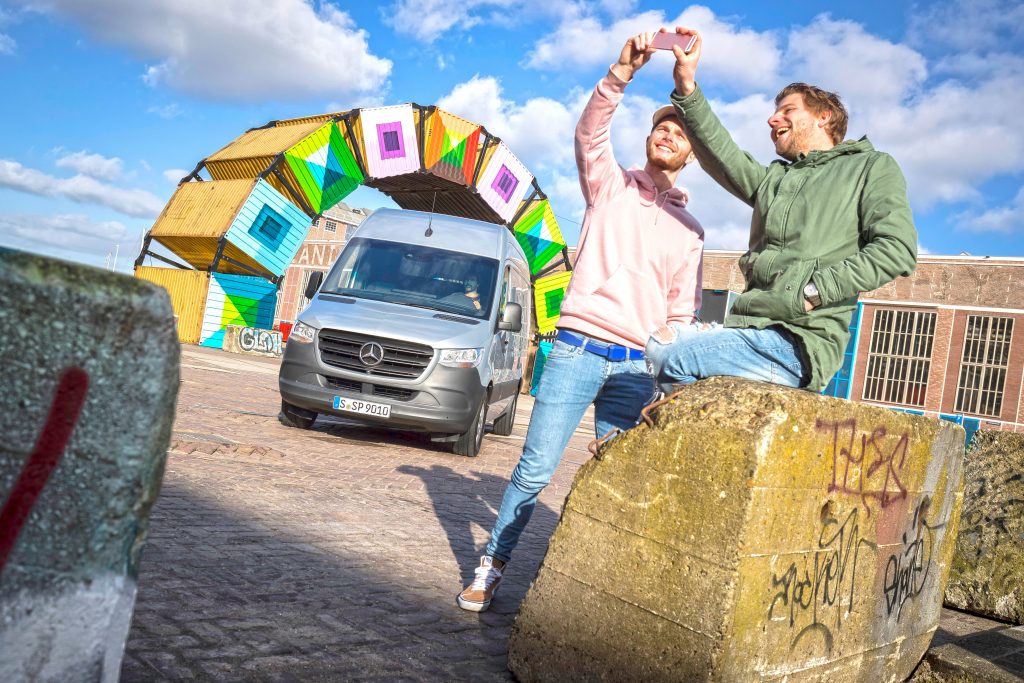 Pressefahrvorstellung Mercedes-Benz Sprinter, Amsterdam 2018 // Press test drive Mercedes-Benz Sprinter, Amsterdam 2018 Pressefahrvorstellung Mercedes-Benz Sprinter 2018. Technische Daten: 319 CDI, Kastenwagen (Kraftstoffverbrauch kombiniert: 9,5 l/100 km; CO2-Emissionen kombiniert: 249 g/km), Exterieur, Iridiumsilber metallic // Press test drive Mercedes-Benz Sprinter 2018. Technical data: 319 CDI, Panel Van (combined fuel consumption: 9.5 l/100 km; combined CO2 emissions: 249 g/km), Exterior, iridium silver metallic